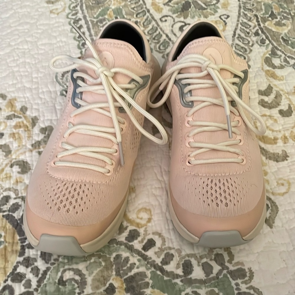 Olukai kaholo women’s size US 8 sneakers
Pearl blush